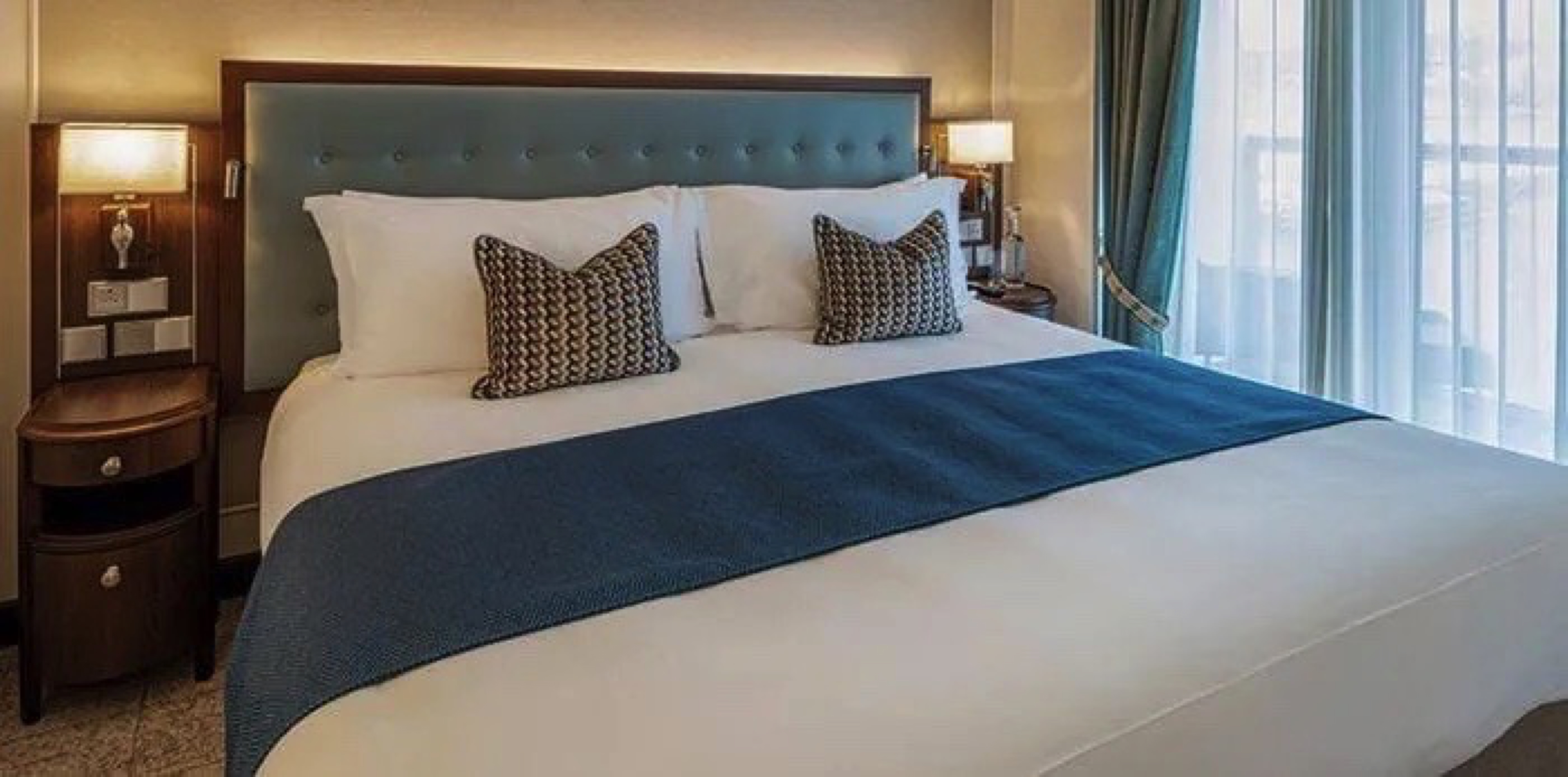 Mid Ship Suite with Balcony